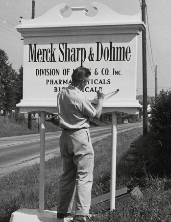 Man changes sign to read Merck Sharp & Dohme